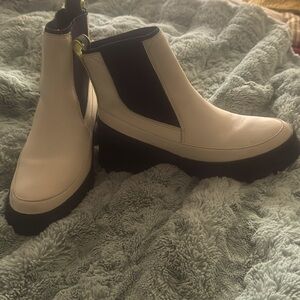 Sorel- Perfect For Winter   Very good condition. Trendy and comfortable